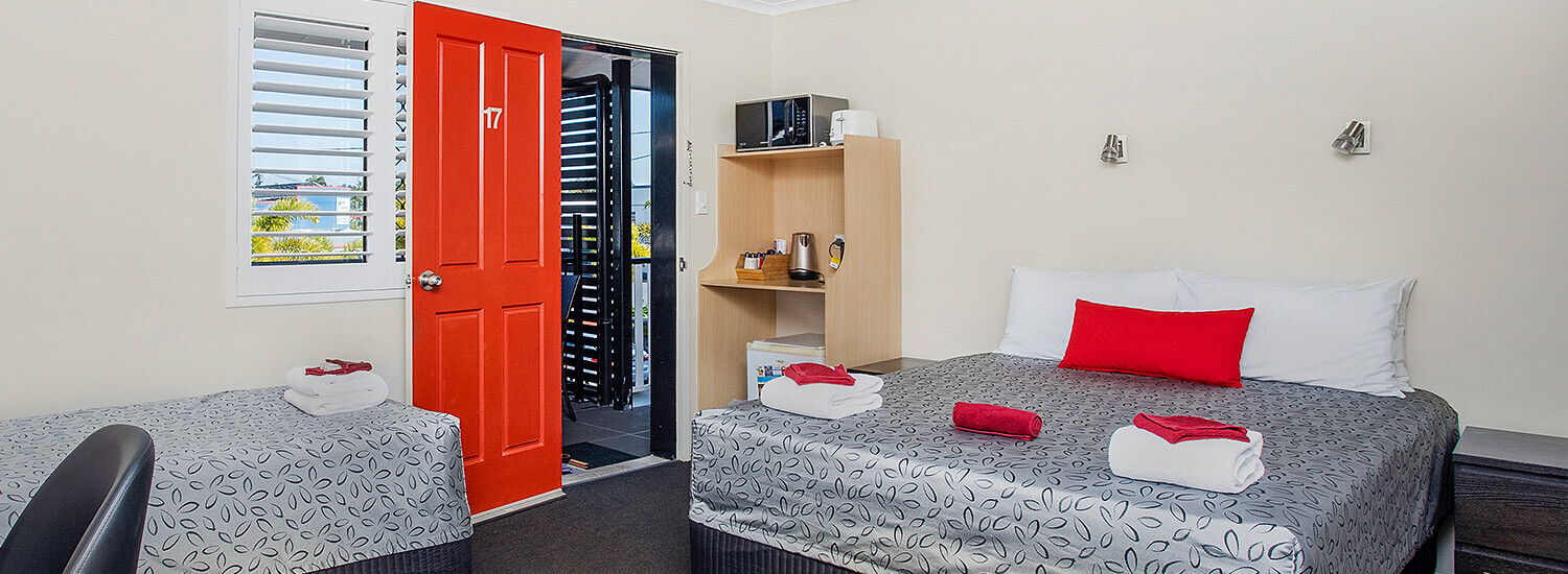 Affordable deluxe queen room at Citywalk Motor Inn